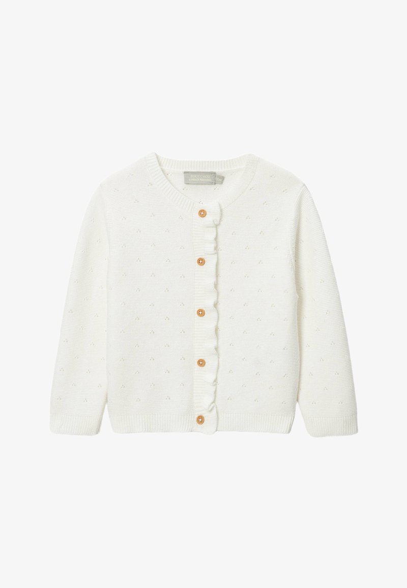 Cardigan bébé blanc tricoté avec motif à pois texturé, boutons en bois, bordure à volants le long de la rangée de boutons, et manches longues.