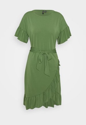 Robe verte longueur genou avec manches courtes à volants, ceinture nouée à la taille et ourlet volanté sur une jupe portefeuille.