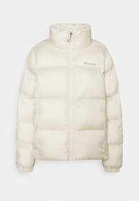 Chaqueta acolchada de crema clara con un cuello alto, cremallera de longitud completa, puños elásticos y un sutil logo en el lado izquierdo. Textura suave y acolchada.