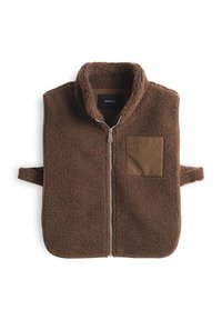 Gilet en polaire marron avec un col montant, fermeture éclair et une poche poitrine. Il présente un tissu texturé avec un accent marron uni.