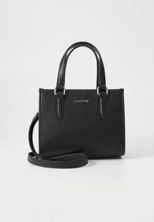 Sort tekstureret læder Lacoste håndtaske med dobbelte håndtag, aftagelig skulderrem og sølvlogo på forsiden.