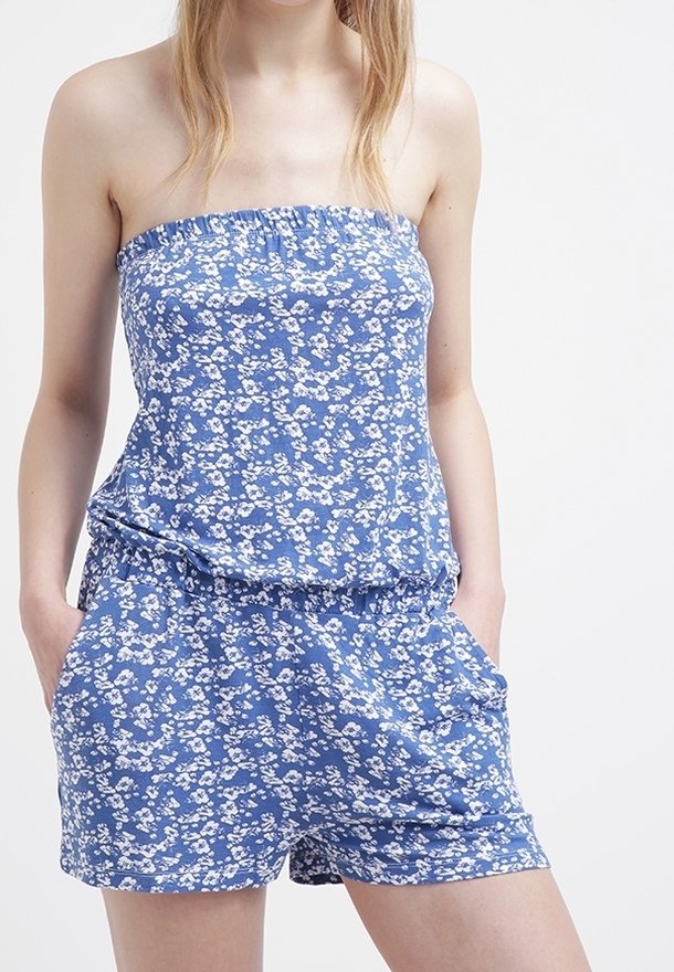 Rompers con stampa floreale blu, caratterizzato da un top senza spalline elasticizzato, vita arricciata e tasche su entrambi i lati. Tessuto morbido e vestibilità comoda.