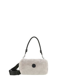 Borsa cilindrica in finta pelliccia grigia chiara con tracolla in pelle nera e hardware argentato; presenta un logo rotondo sul davanti.