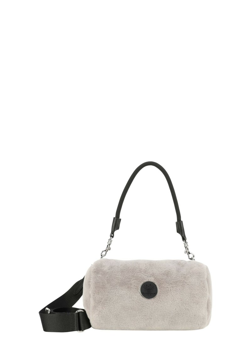 Borsa cilindrica in finta pelliccia grigia chiara con tracolla in pelle nera e hardware argentato; presenta un logo rotondo sul davanti.