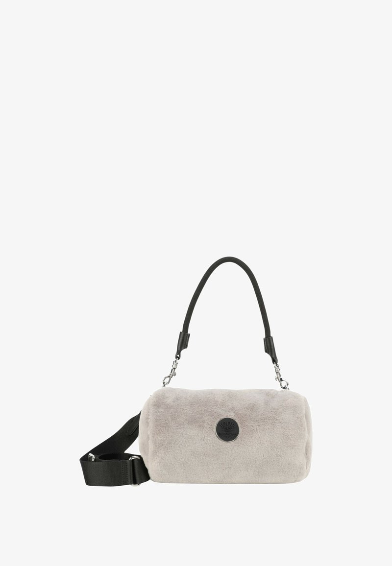 Torba cylindryczna z sztucznego futra w jasnoszarym kolorze, z czarnym skórzanym paskiem na ramię i srebrnymi akcentami; posiada okrągły logo z przodu.