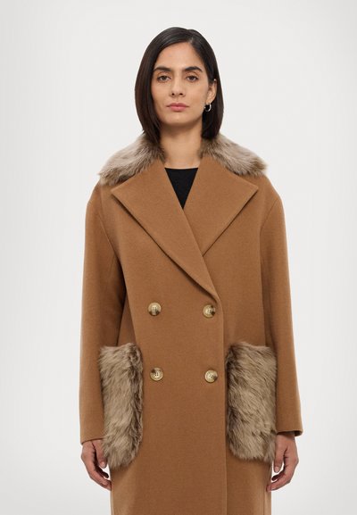 Brauner Wollmantel mit einem Pelzkragen und künstlichen Pelztaschen an den Seiten. Verfügt über doppelte Knöpfe und ein tailliertes, strukturiertes Design.