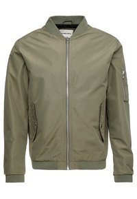 Olivegrüne Bomberjacke aus glattem Stoff; verfügt über einen Reißverschluss auf der Vorderseite, gerippte Bündchen und eine Reißverschlusstasche am Ärmel.