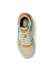 Zapatilla multicolor con materiales de ante y malla en tonos beige, verde y naranja. Diseño con cordones y logo "Hoff" en la lengüeta.