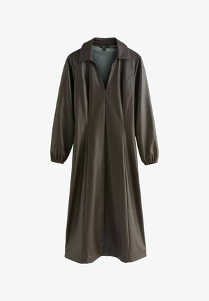 Brun faux læder kjole med V-udskæring, lange puffærmer og skræddersyet krave; har sømdetaljer og en løs pasform.