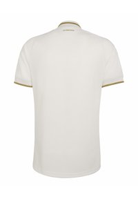 Wit poloshirt met korte mouwen en gouden bies aan mouwen en kraag, met kleine tekst "LA VINOTINTO" nabij de achterkant van de halslijn.