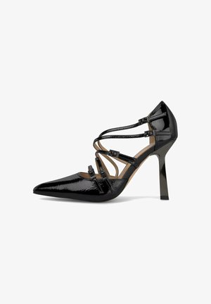 Zapato de tacón alto de charol negro con punta afilada, que cuenta con múltiples correas delgadas y un tacón alto y afilado.