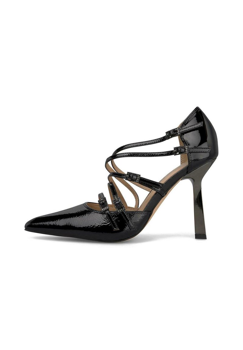 Scarpa con tacco alto in vernice nera, con punta affusolata, caratterizzata da più cinturini sottili e un tacco alto e affusolato.