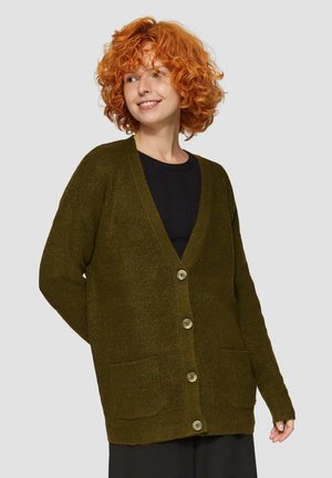 Olijfgroen gebreid vest met een V-hals, vijf knopen, twee voorzakken en een geribbelde structuur. Lange mouwen en een ruime pasvorm.