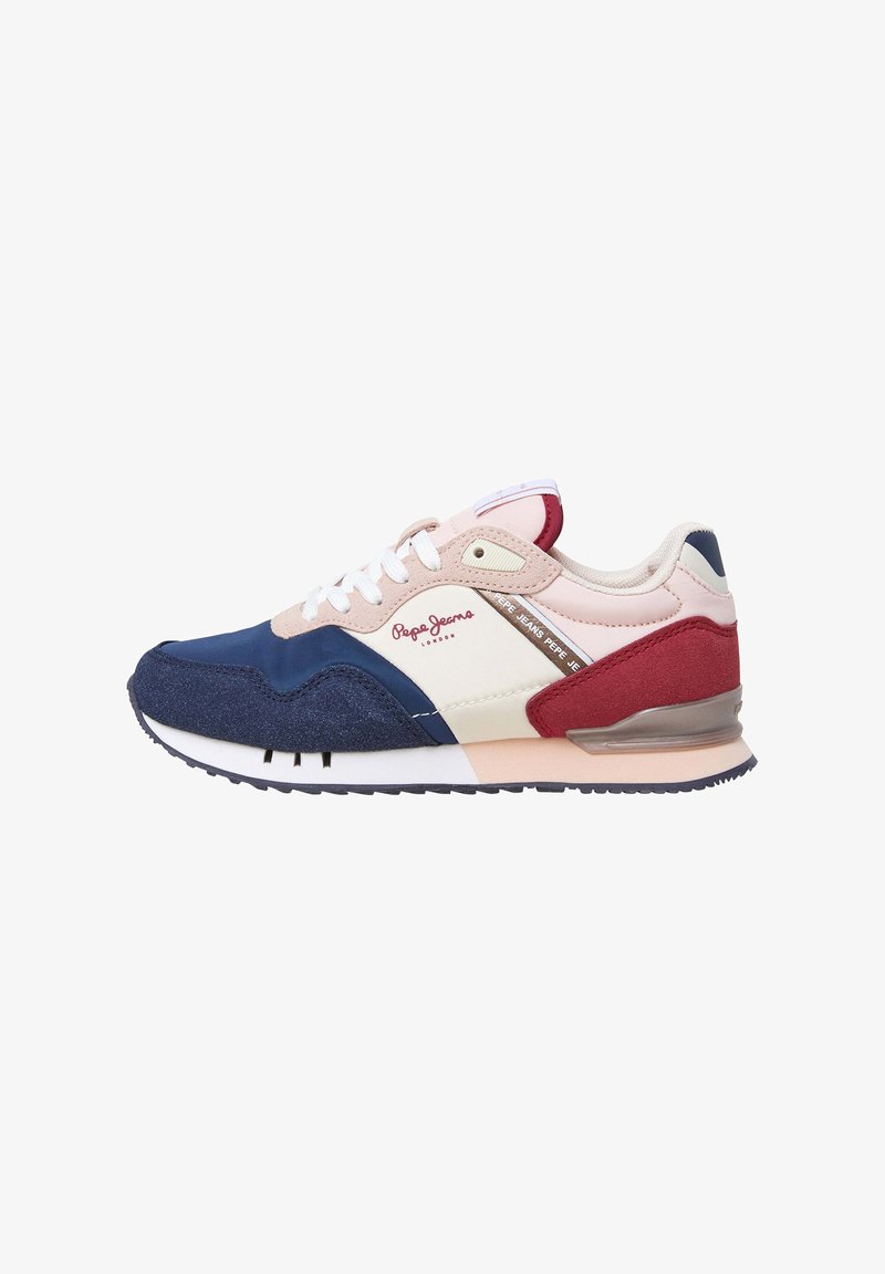 Basket basse Pepe Jeans avec des blocs de couleur bleu marine, crème, rose et rouge, lacets blancs et semelle en caoutchouc, vue de profil.