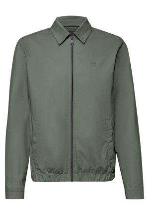 Olivgrüne Herrenjacke mit Reißverschluss, Kragen, Fronttaschen sowie elastischem Saum und Bündchen, auf weißem Hintergrund dargestellt.