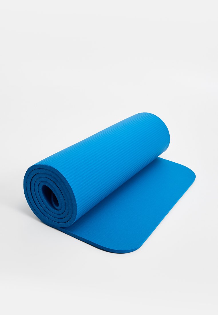Tappetino yoga blu arrotolato realizzato in schiuma testurizzata, con superficie rigata, bordi lisci e un colore uniforme in tutto il prodotto.