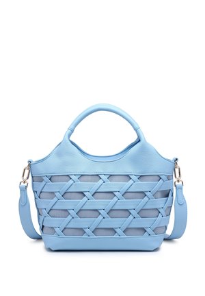 Sac à main bleu clair avec un design en cuir tressé, anse supérieure et bandoulière ajustable avec fermoirs argentés sur fond blanc.