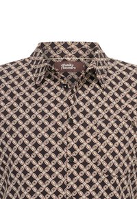 Brązowa koszula z długim rękawem w beżowy i różowy geometryczny wzór w kółka, z kieszonką z przodu, widoczny kołnierz, metka "4funky flavours" wewnątrz kołnierza.