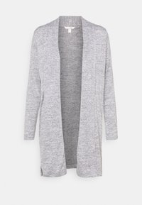 Cardigan lungo grigio chiaro aperto davanti, con una morbida texture a maglia e maniche lunghe, appeso su uno sfondo bianco.