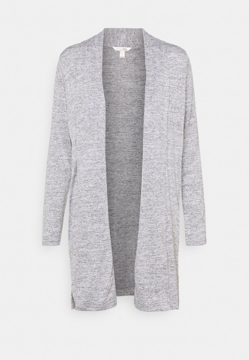 Cardigan lungo grigio chiaro aperto davanti, con una morbida texture a maglia e maniche lunghe, appeso su uno sfondo bianco.