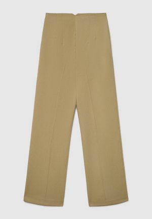 Pantaloni a gamba larga in un colore kaki chiaro, caratterizzati da una texture liscia, pieghe sul davanti e un taglio pulito e sartoriale.