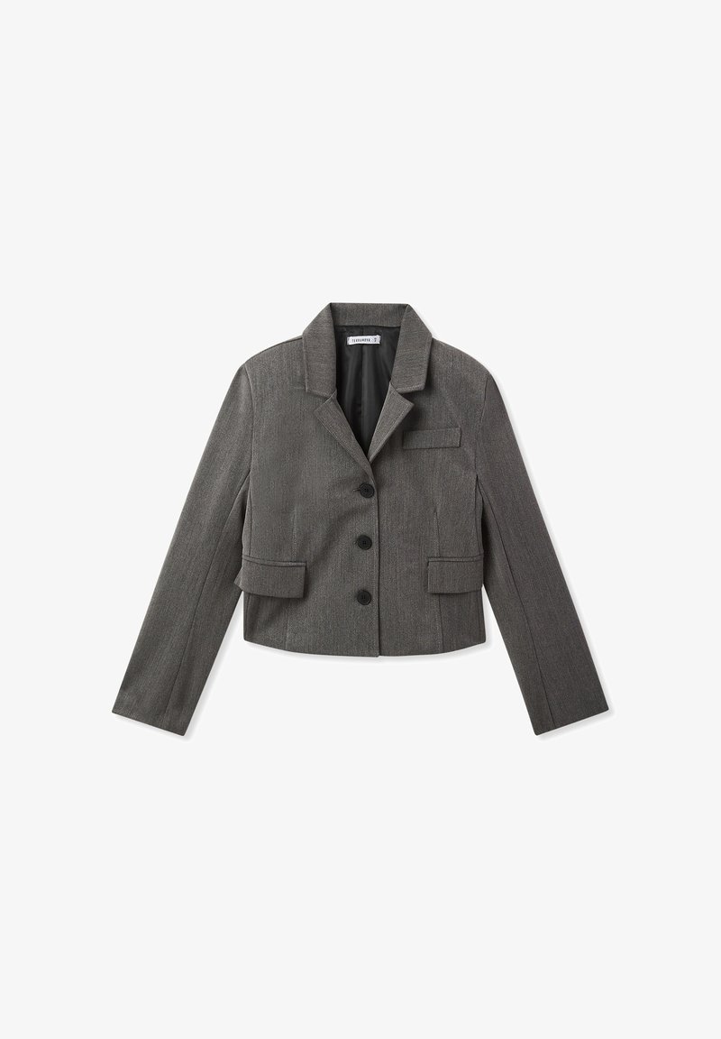 Blazer grigio corto con colletto a rever, tasche anteriori a pattina e tre bottoni neri. Realizzato in tessuto testurizzato con un design sartoriale.