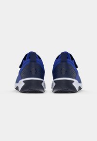 Zapatillas deportivas azules con un upper de malla transpirable, collar acolchado y una suela de goma blanca. Presentan correas ajustables y detalles perforados.