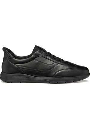 Baskets en cuir noir avec un bout arrondi, un design à lacets, un col rembourré et des panneaux latéraux texturés ; dotées d'une semelle en caoutchouc flexible.