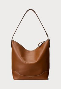 Brūns ādas tote soma ar maigi izliekta formu, vienu plecu siksnu un minimālistisku dizainu ar smalkiem šuvju akcentiem.