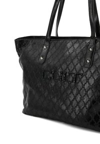 Borsa a tracolla nera realizzata in materiale testurizzato con un motivo discreto, dotata di due manici lunghi e di un logo "CULT" lucido sul fronte.