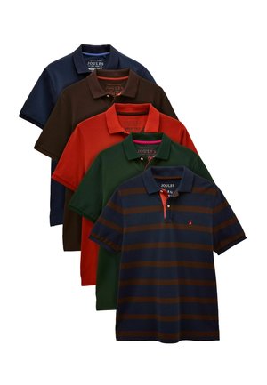 Vier Poloshirts, vertikal angeordnet. Farben: marineblau, braun, rot, grün. Merkmale sind Kragen, kurze Ärmel und ein gestreiftes Muster auf einem Shirt.