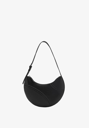 Zwarte leren tas met een gebogen vorm, voorzien van een enkele schouderband en gestikte details die textuur en visuele interesse toevoegen. Inclusief ritssluiting.