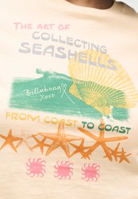 Γραφικό κείμενο σε T-shirt «Η τέχνη της συλλογής κοχυλιών από τη μία ακτή στην άλλη» με κοχύλια, αστερίες και στυλιζαρισμένα θαλάσσια στοιχεία σε παστέλ χρώματα.