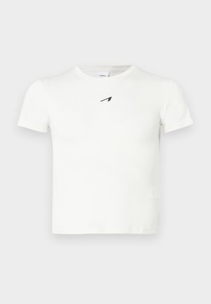 Maglietta in cotone bianco, maniche corte, colletto rotondo. Presenta un piccolo logo nero sul lato sinistro del petto. Texture liscia, vestibilità casual.