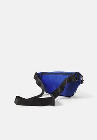Blaue Nylon-Gürteltasche mit einem schwarzen verstellbaren Tragegurt, Reißverschluss und Logodetail. Kompaktes Design, leichtes Material.