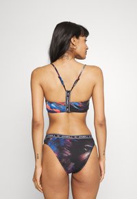 Črn in pisano bikini z abstraktnimi vzorci, ki ima zgornji del v stilu bralette in hlačke z visokim pasom z logotipnimi detajli.