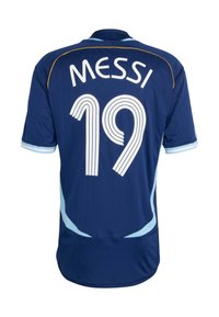 Maglia da calcio blu scuro con accenti azzurri, con il nome "Messi" e il numero "19" in grandi caratteri bianchi sul retro.