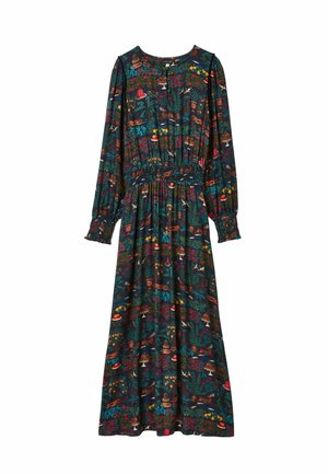 Maxikleid mit langen Ärmeln aus dunklem Stoff, verziert mit bunten Blumen- und Früchtemustern. Der Oberteil hat Raffungen und wird mit knöchelhohen braunen Stiefeln kombiniert.