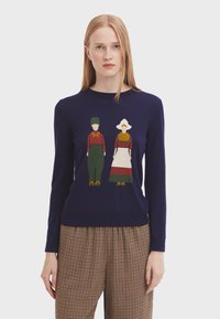 Maglione a maglia blu navy con un design colorato che rappresenta due figure in abbigliamento tradizionale, con collo rotondo e maniche lunghe.