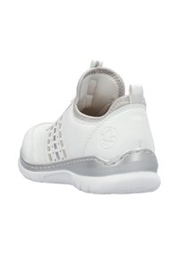 Sneaker bianco con pannelli laterali perforati, accenti argento e suola in gomma testurizzata. Presenta un colletto imbottito e un pull tab sul tallone.