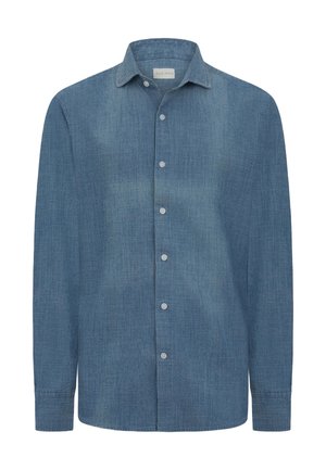 Niebieska koszula dżinsowa na guziki z długim rękawem, klasycznym kołnierzem i białymi guzikami, ułożona płasko na białym tle.
