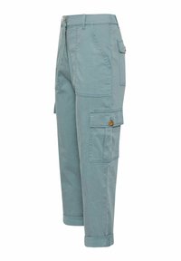 Lichtblauwe cargo broek met een relaxed fit, voorzien van zijzakken, een met een knoop sluitende flapzak en opgerolde boorden. Gemaakt van duurzame katoenstof.