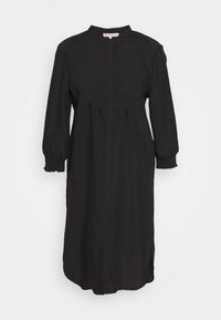 Robe midi noire à manches longues avec col montant, devant boutonné, détail de bodice froncé et poignets élastiques sur fond blanc uni.