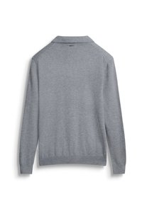 Polo grigio a maniche lunghe con colletto classico, texture morbida e orlo a coste. Nessun motivo visibile o dettagli in metallo.