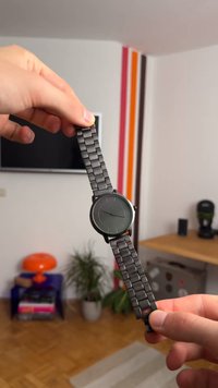 Musta roostevaba terasest kell hoolikalt kujundatud, ümmargune nägu ja tekstuuriga linkidest koosnev rihm. Lihtne, minimalismile kalduv välimus.