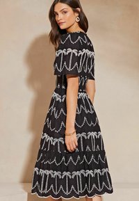 Lipsy BRODERIE SHORT SLEEVE PALM EMBROIDERED MIDI PETITE  - Denné šaty - black white