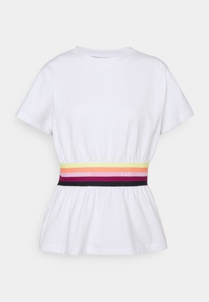 Bílý krátký top s krátkými rukávy a žerzejovým pasem zvýrazněným elastickou páskou s vícero barevnými pruhy v žluté, broskvové, růžové, bordó a černé barvě.