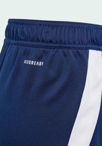 Pantalones cortos deportivos azul marino AEROREADY con cinturilla elástica, que presentan rayas laterales blancas y una textura de tela suave y ligera.