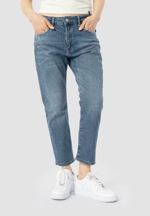 Hellblaue Jeans mit lockerer Passform, mittelhoher Taille, Fünf-Taschen-Design und subtilen Verwaschungen an den Oberschenkeln.