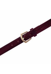 Bordeaux leren riem met een gestructureerd oppervlak, voorzien van een gouden metalen gesp en meerdere gaatjes voor maatverstelling.